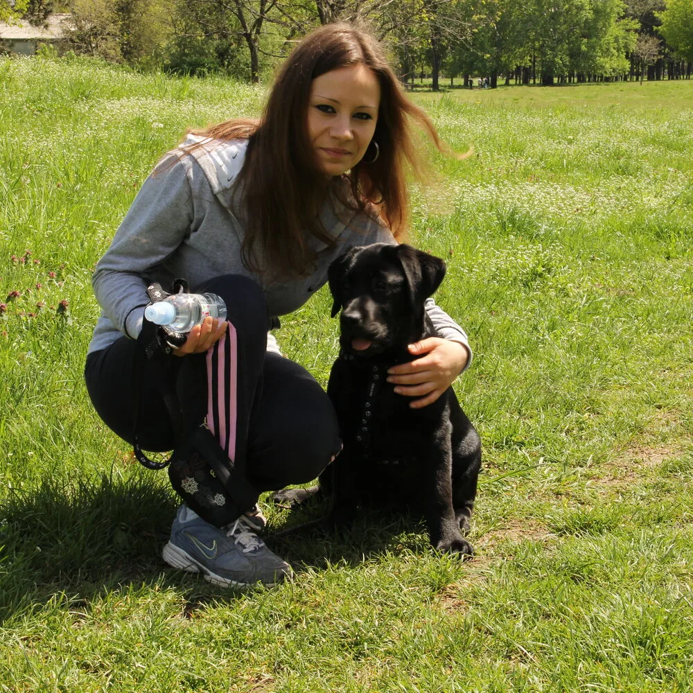 Vlasnica sa crnim štencem u parku