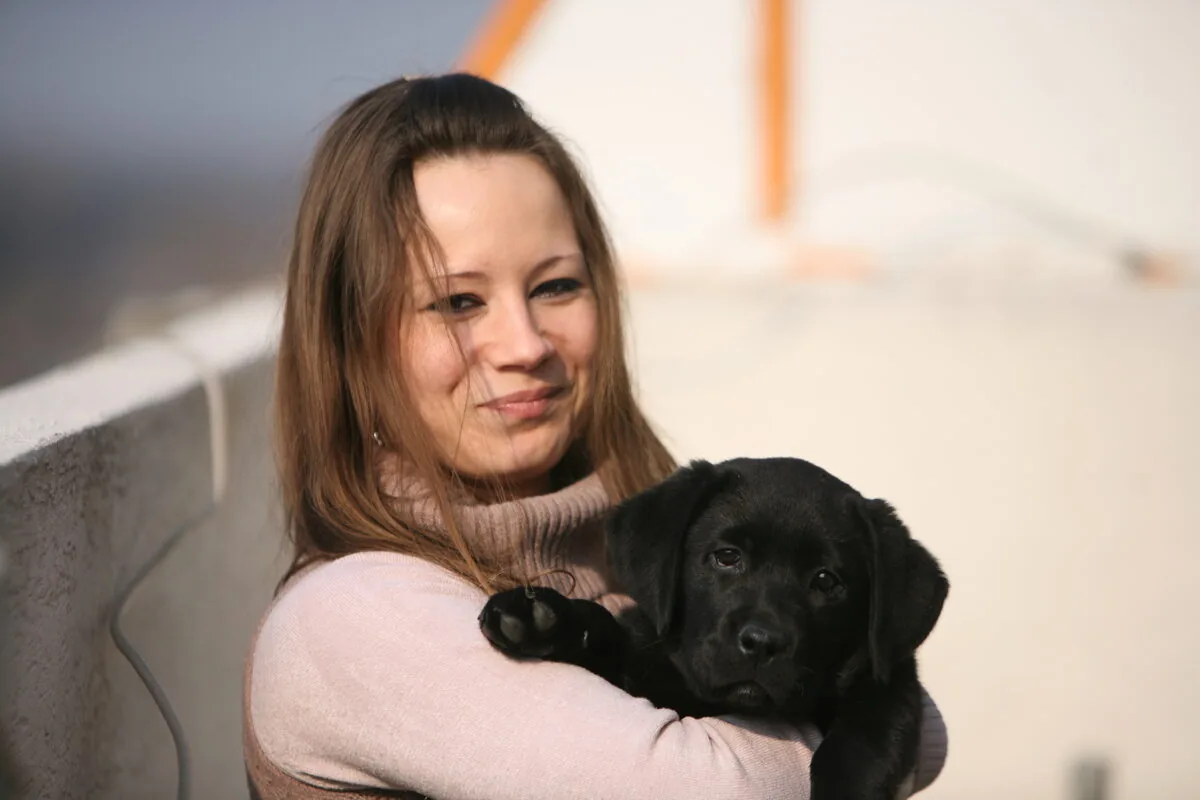 Vlasnica drži svog štenca